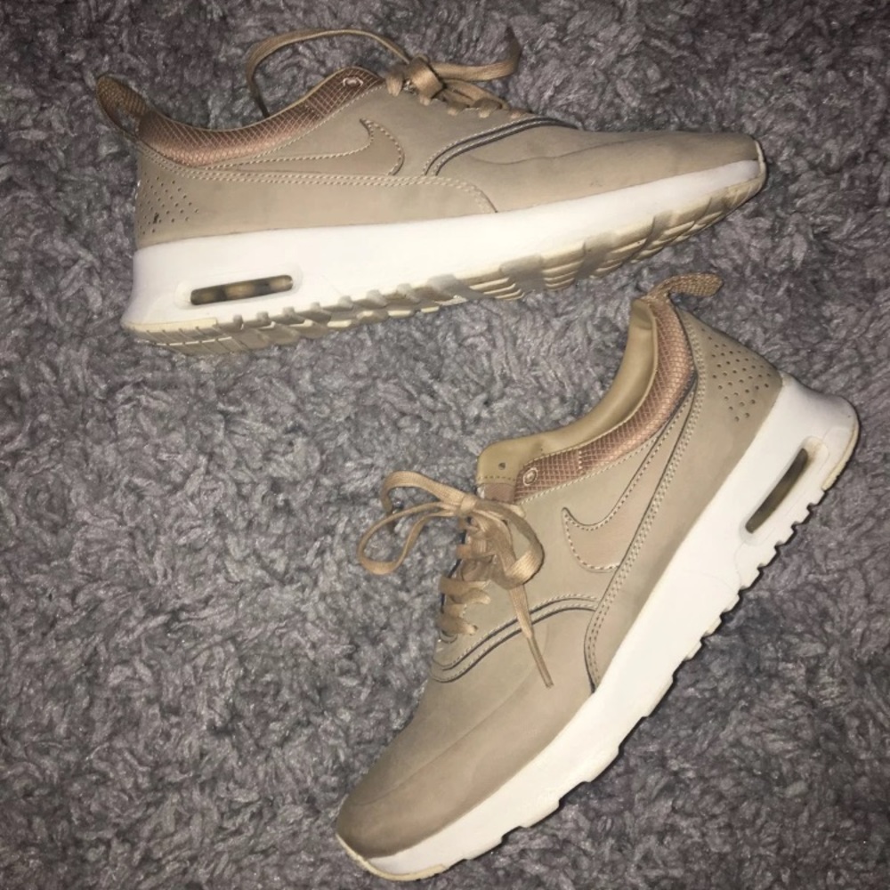 (7) Nike Air Max THEA
